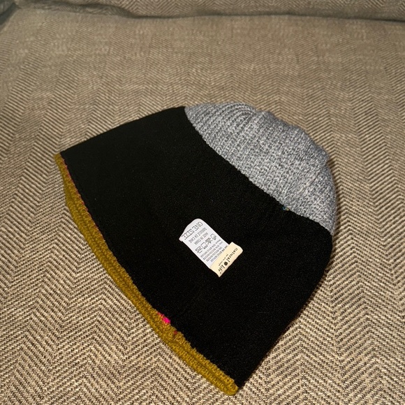 NATURAL LIFE women’s one size winter toboggan with Pom Pom hat multi color - Picture 10 of 12